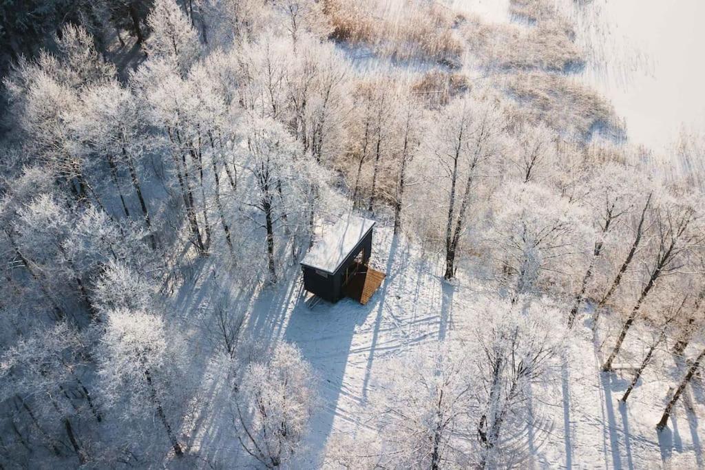 Beautiful Tiny House On The Lake Side. Тракай Екстериор снимка