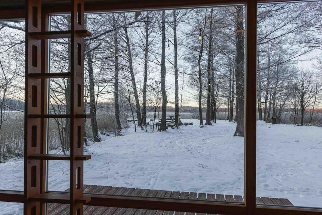 Beautiful Tiny House On The Lake Side. Тракай Екстериор снимка